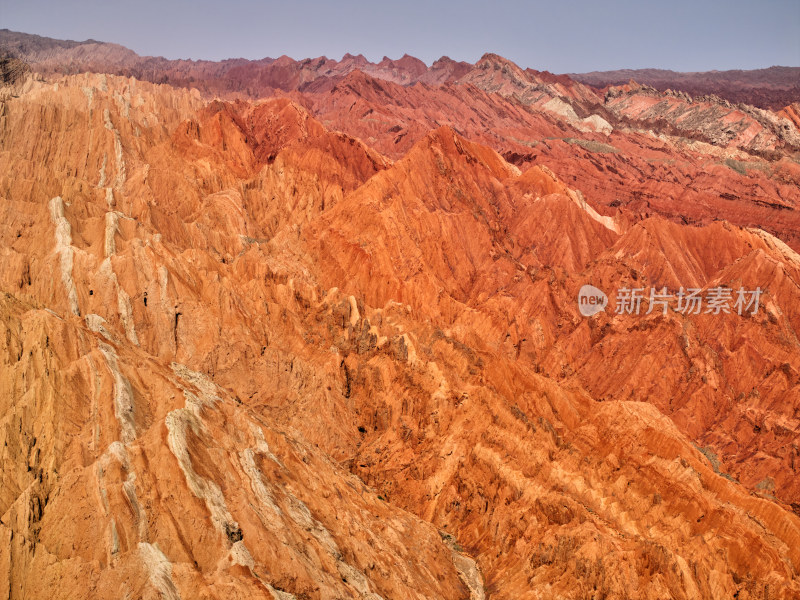 层层叠叠的红色岩层