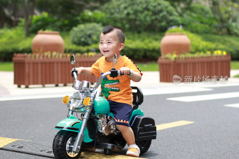 骑着摩托车的中国小男孩