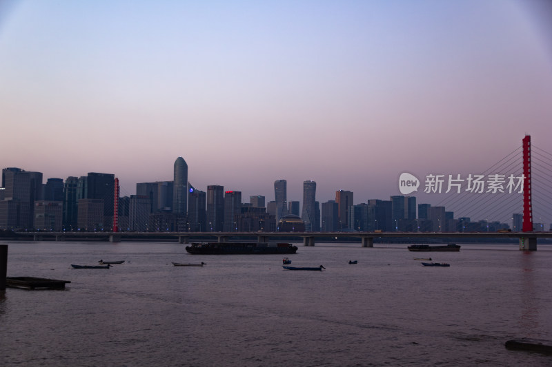 杭州钱塘江畔的城市建筑群黄昏远景