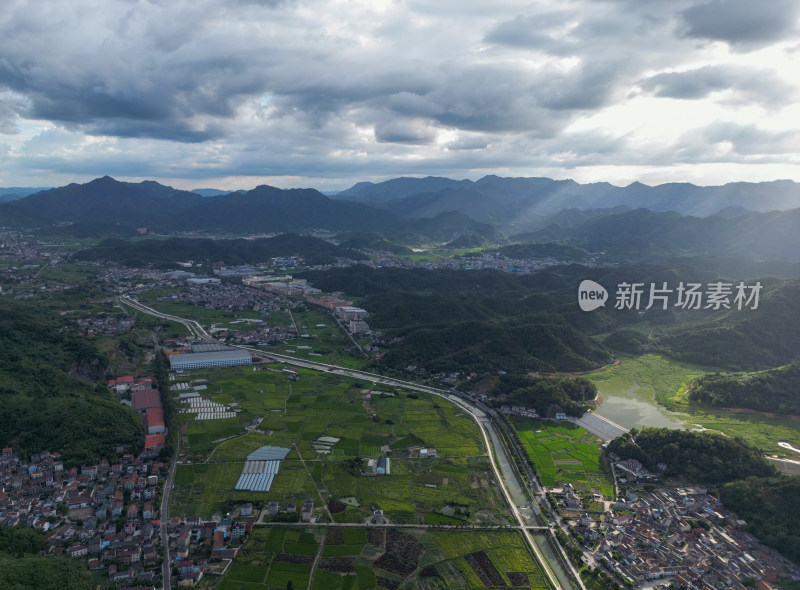 航拍蓝天白云下的青山乡村全景风光