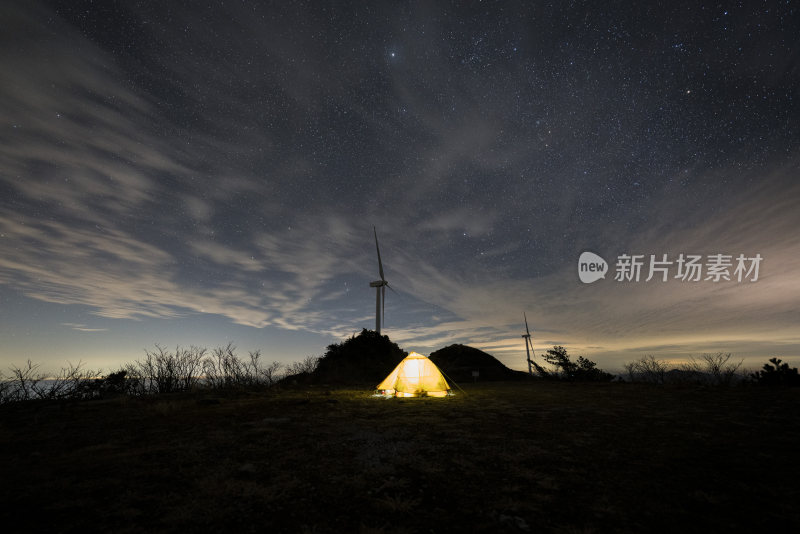 星空下山顶露营帐篷夜景