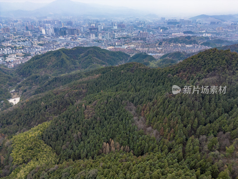 湖南湘西大山中的城市航拍摄影图