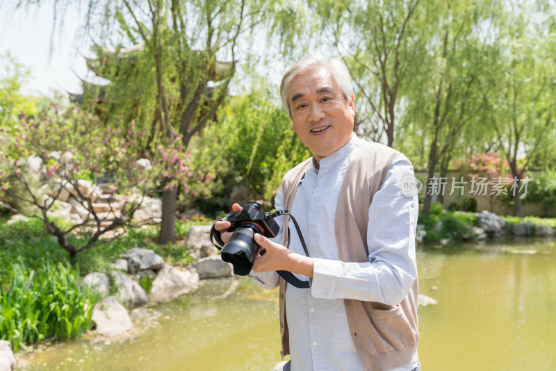 老年男子旅游