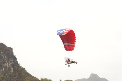 山间伞翼滑翔运动的精彩瞬间