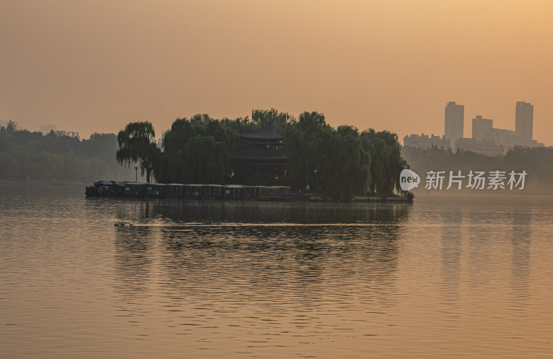 济南大明湖风景区雾色日出景点景观城市风光