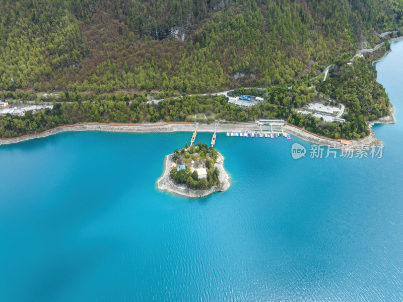 西藏林芝地区巴松错村庄神湖春色高空航拍