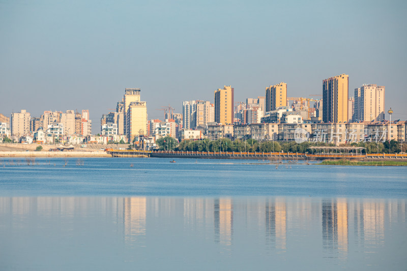 山东济宁邹城孟子湖城市建筑倒影景观