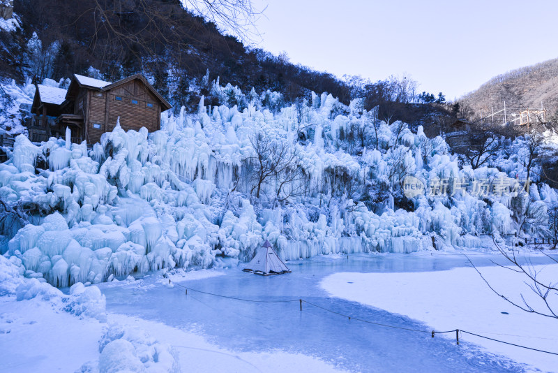 济南九如山冰瀑山间木屋冰雪景观