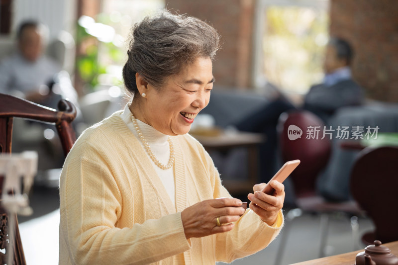 快乐的老年人用手机看视频
