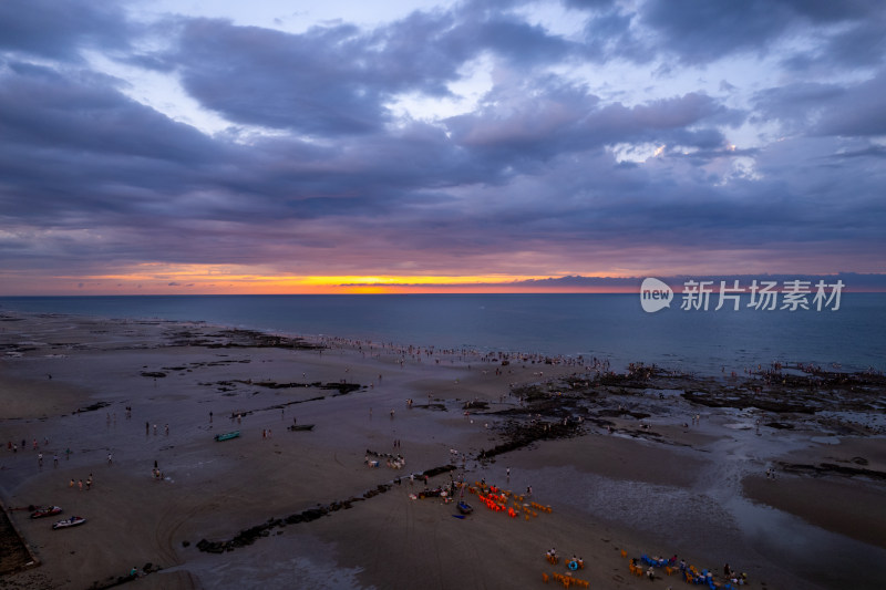 夏天涠洲岛三彩沙滩海边日出朝霞