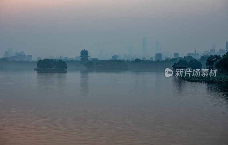 济南大明湖风景区雾色日出景点景观城市风光