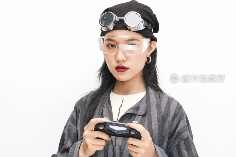 手持电子游戏操控器的亚洲少女