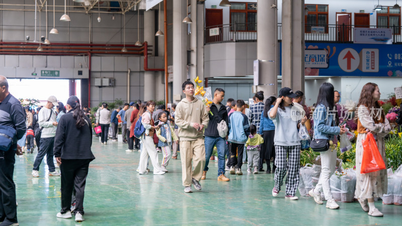 云南昆明斗南花市吸引大量游客前来买花