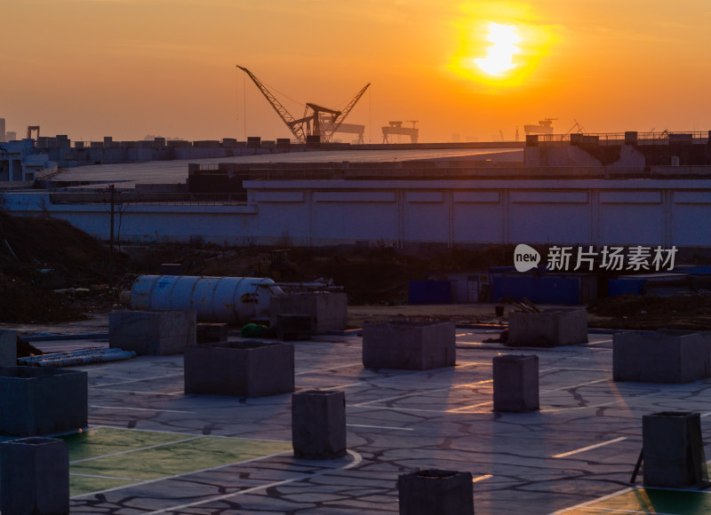 夕阳下的青岛市，黄岛的船舶重工工业基地