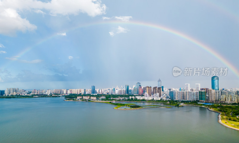 海南海口雨过天晴，航拍城市上空双彩虹