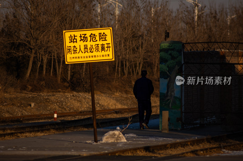 夕阳下的铁轨与远处的居民楼