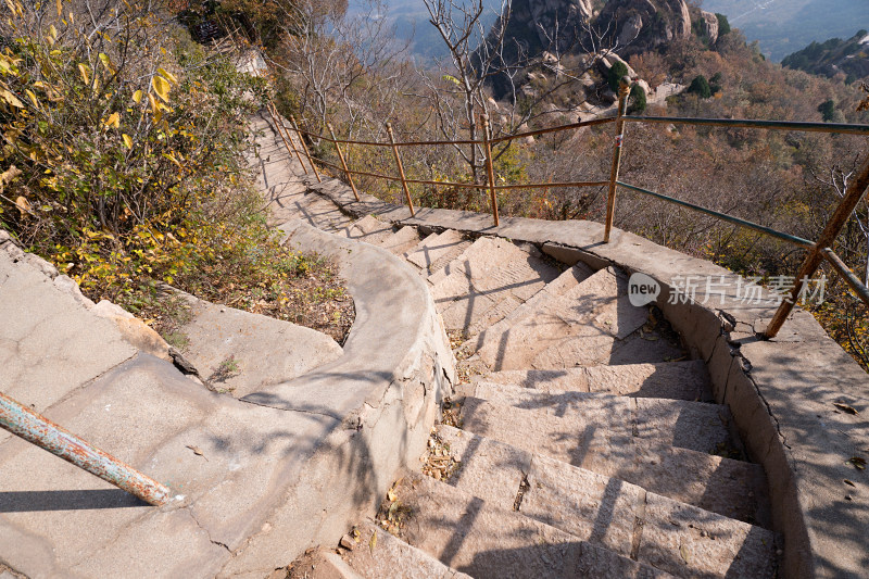 山区景区的石头山路