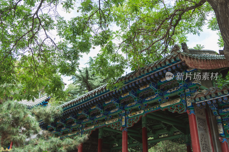 古建筑彩绘屋檐特写