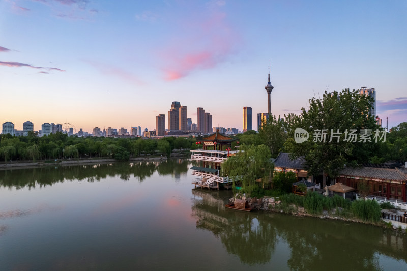 天津天塔湖水上公园景区城市日落晚霞风光