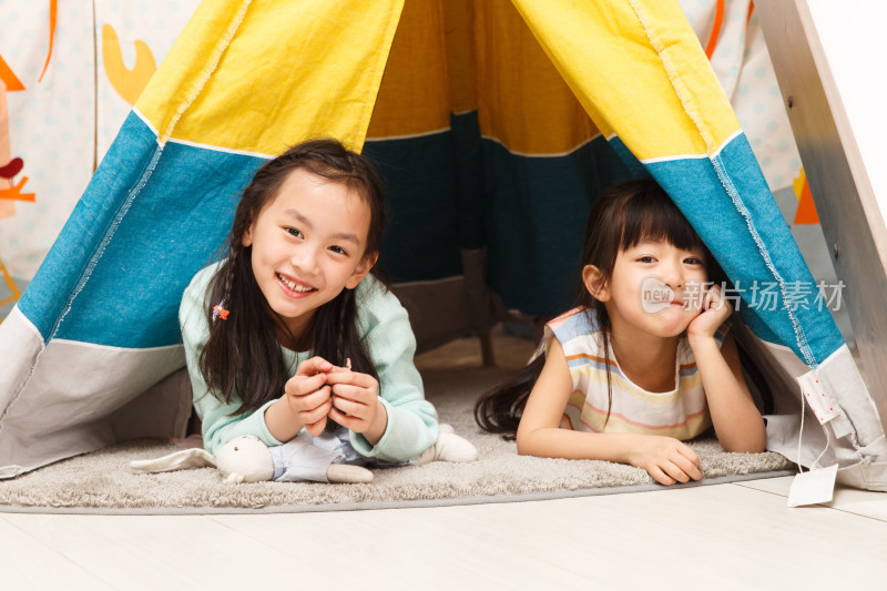 可爱的小女孩在帐篷里玩耍