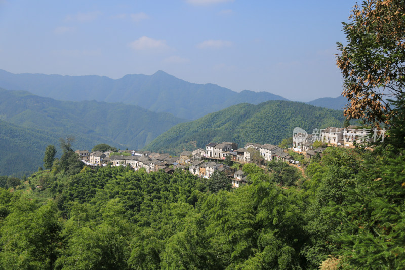 山脉 山坡 森林 山村 宁静 唯美 绿色