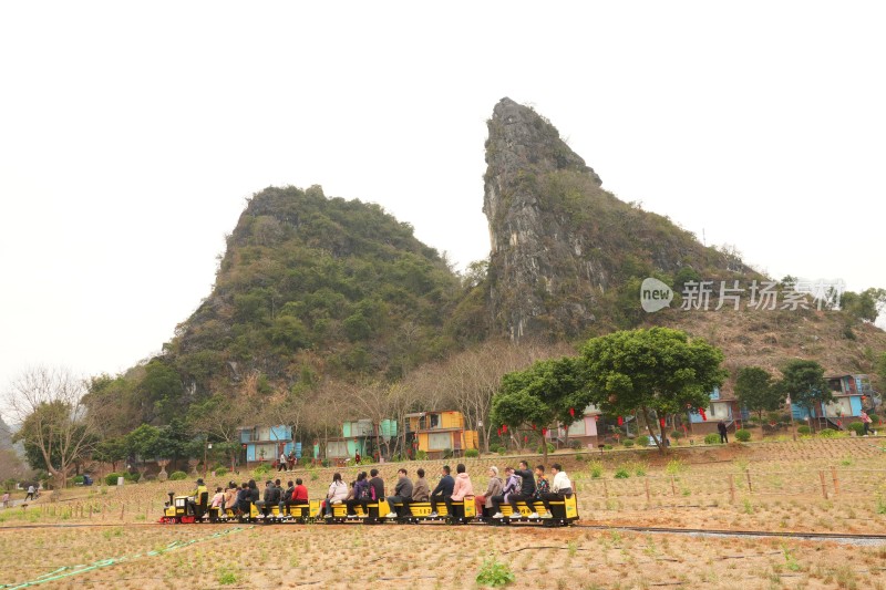 山水田园间的网红小火车