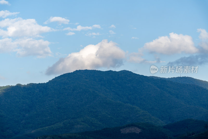 蓝天白云下的山峦景色