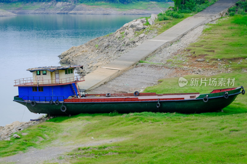 安康瀛湖汉江夏天枯水期岸边搁浅的船