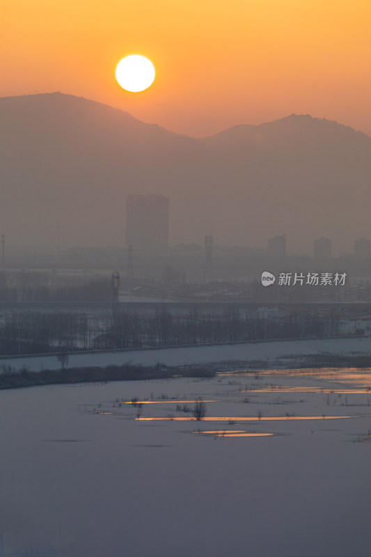 山东济宁邹城孟子湖日出雪景