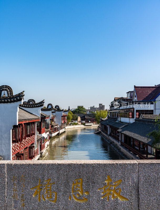 中式水乡建筑河道景观