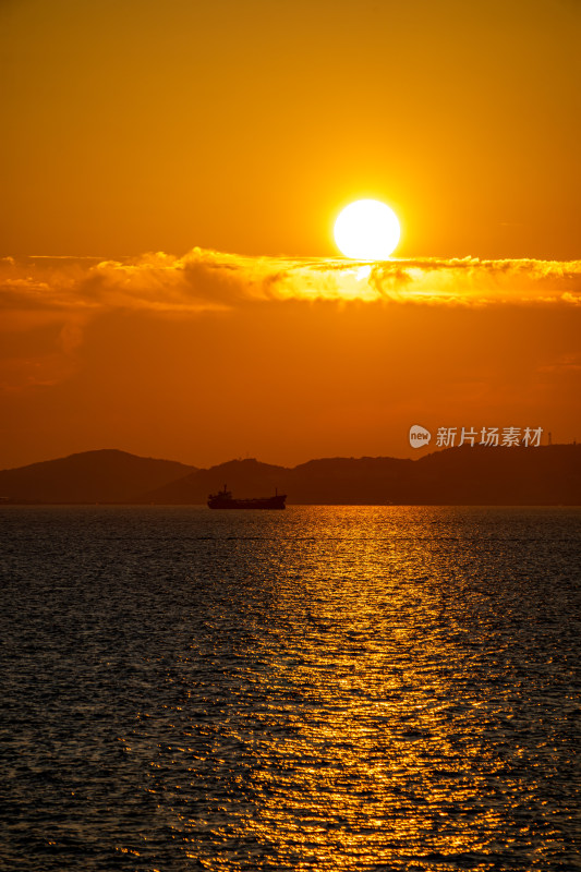 山东烟台东山栈桥海上日出海天相接一色景观