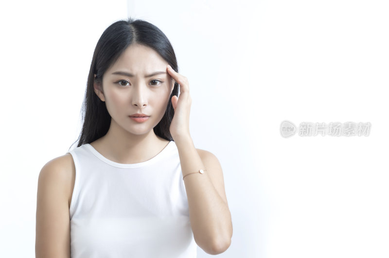 年轻女子单手扶额表情凝重