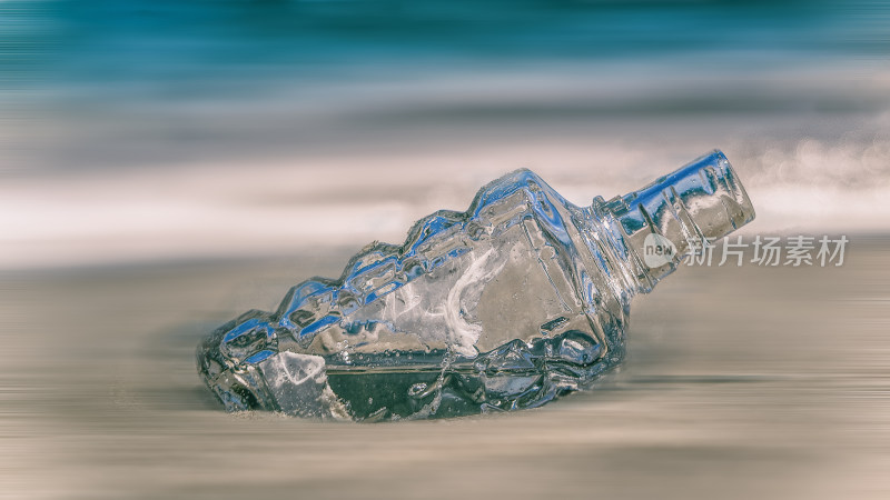 海边沙滩上的玻璃瓶