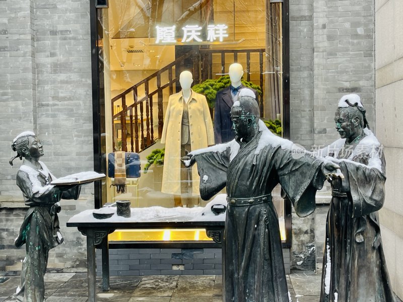 北京前门大街上的历史雕塑