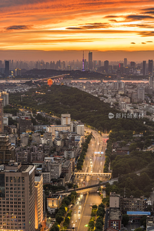 武汉绝美日落夕阳天际线 黄鹤楼和电视塔