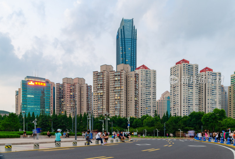 青岛五四广场城市街道旁的现代化高楼建筑群