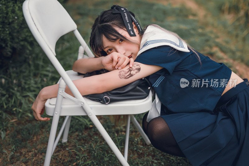 在户外穿着深蓝色JK制服的少女