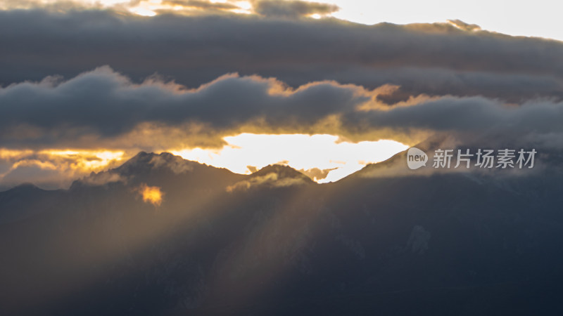 日落时的天空山峰云景