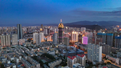 青海西宁蓝调时刻夜幕降临夜景航拍图