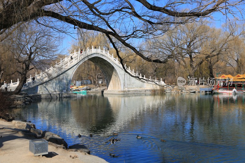 颐和园冬日湖景与古建筑