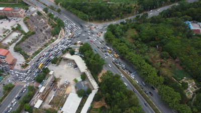 广东东莞：早高峰道路上车流量大