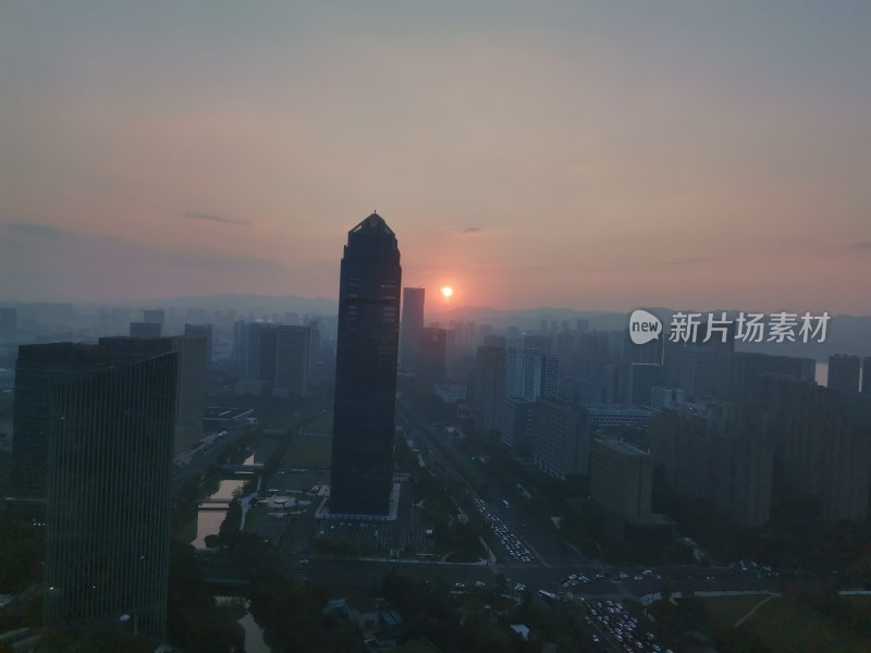 高楼大厦夕阳西下、落日余晖与晚霞