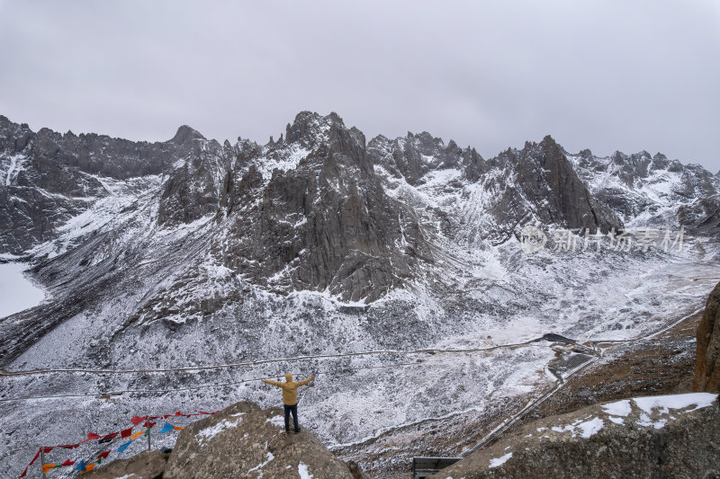 四川阿坝州莲宝叶则冬季雪山巍峨航拍