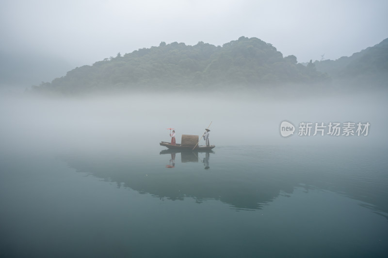 湖南郴州小东江晨雾小船薄雾笼罩下宁静之美