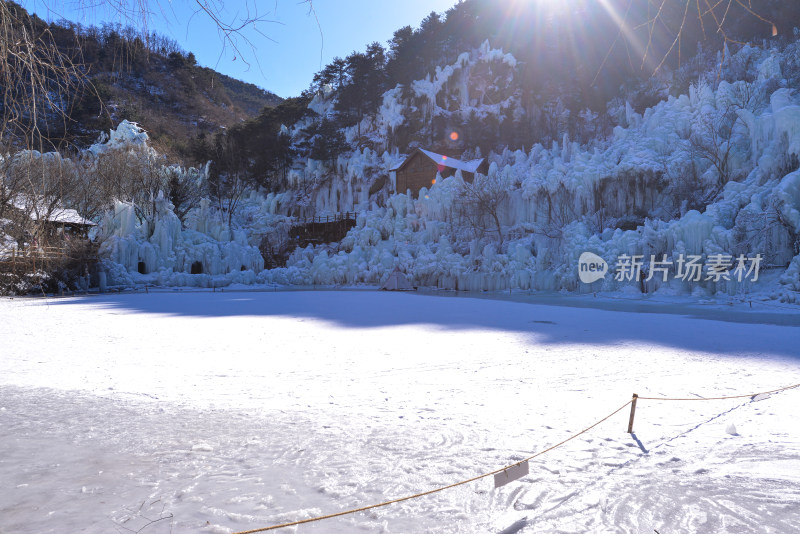 济南九如山冰瀑山间木屋冰雪景观