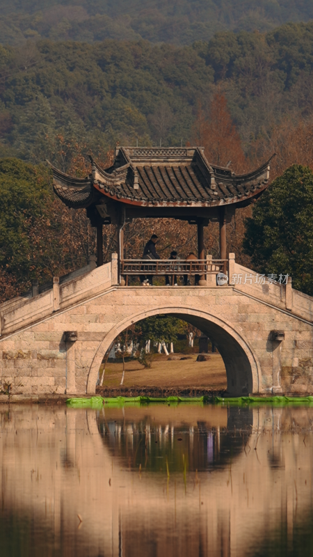 古典石桥横跨水面风景如画