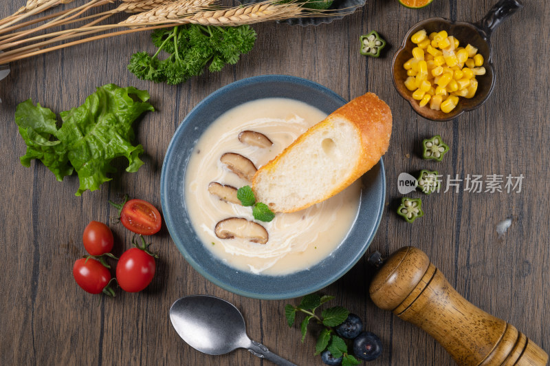 木桌摆放奶油蘑菇汤与面包食材