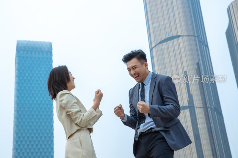 兴奋的商务人士庆祝成功