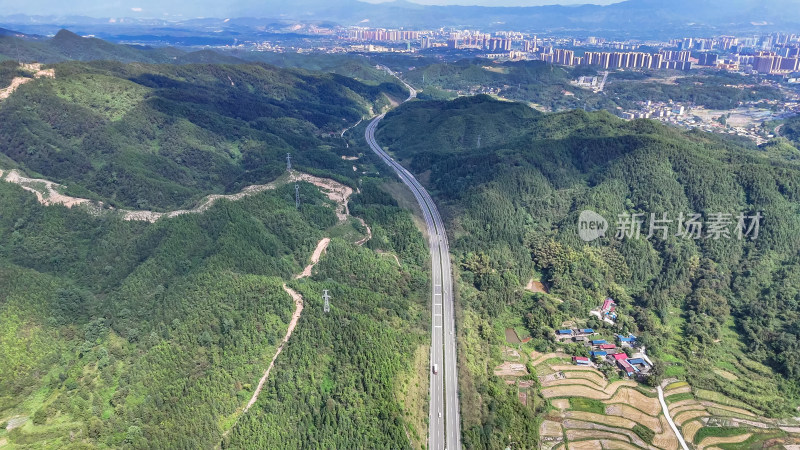 大山中的高速公路 航拍图