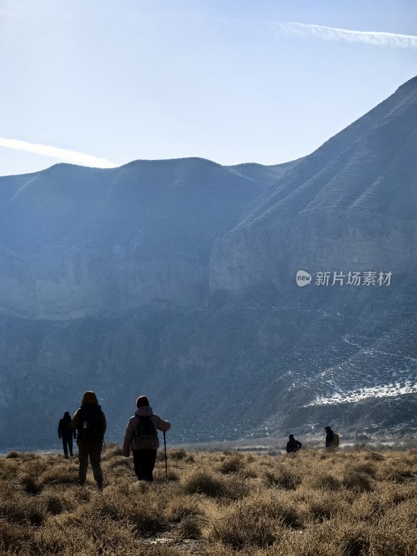 户外山间徒步旅行者背影